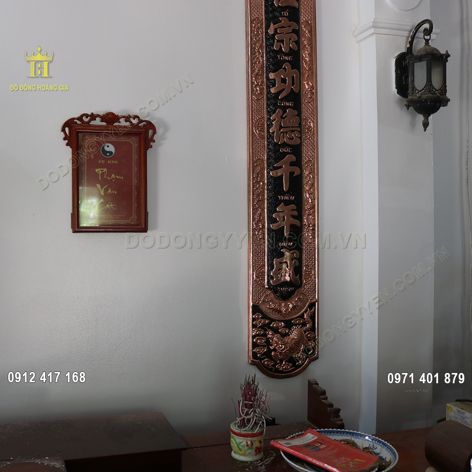 Cũng mang &yacute; nghĩa như bức ho&agrave;nh phi, đ&ocirc;i c&acirc;u đối ngo&agrave;i mang đến vẻ t&ocirc;n nghi&ecirc;m cho kh&ocirc;ng gian thờ c&uacute;ng, n&oacute; c&ograve;n gi&uacute;p ghi lại những lời dạy về gi&aacute; trị đạo đức của &ocirc;ng cha ta